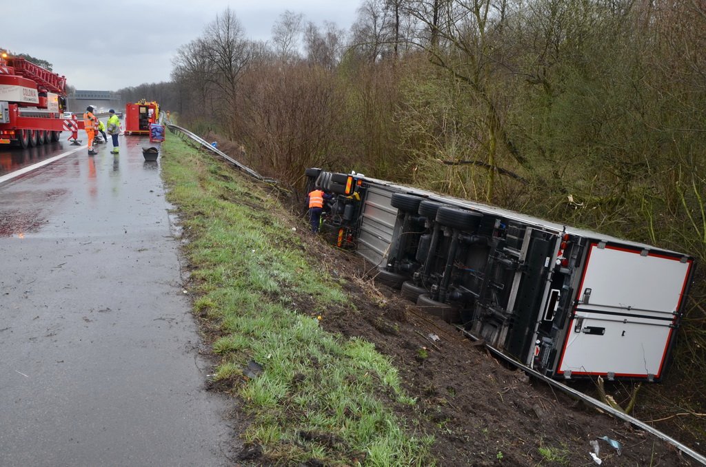 VU LKW umgestuerzt A 3 Rich Frankfurt AS Koenigsforst P188.JPG - Miklos Laubert